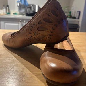 Rockport Tan Loafers with Artistic Cutouts